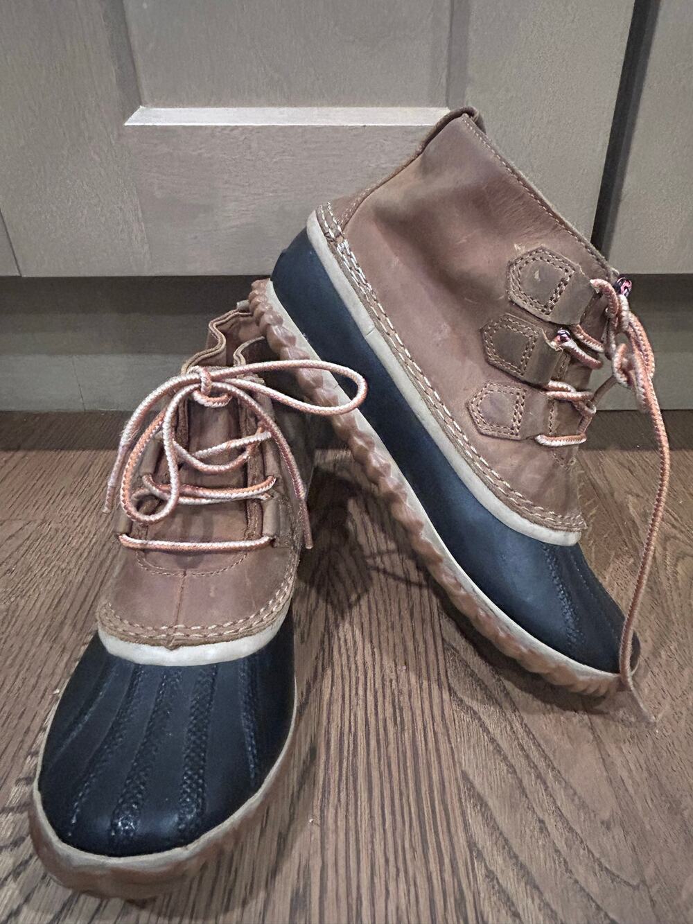 SOREL Out N About Womens Sz 6 Leather Duck Boots Waterproof Winter Rain Gorpcore